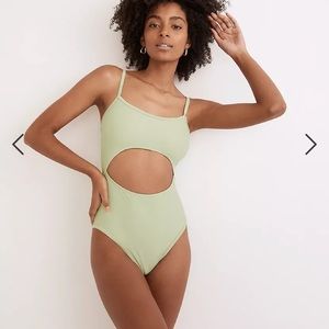 Brand new never worn top rated swimsuit 🩱